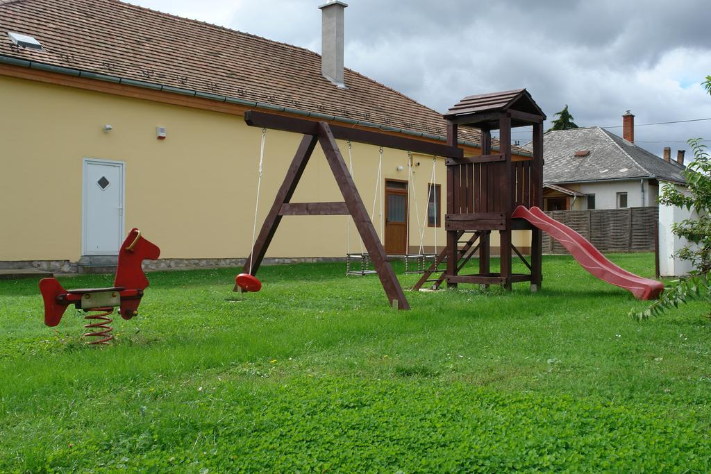 Koller Panzio Hotel Bonyhád Buitenkant foto