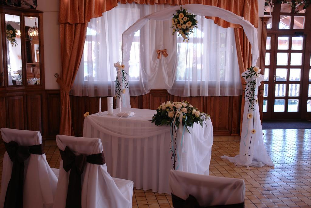 Koller Panzio Hotel Bonyhád Buitenkant foto