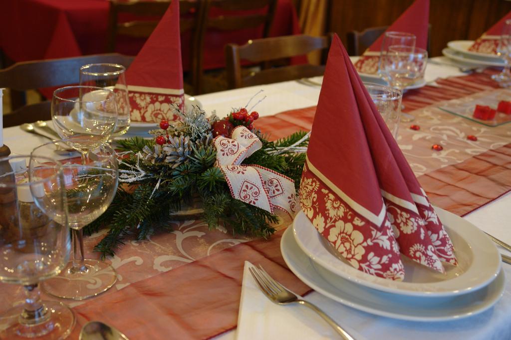 Koller Panzio Hotel Bonyhád Buitenkant foto