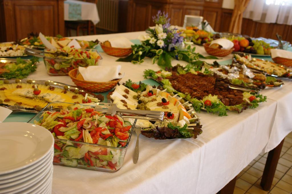 Koller Panzio Hotel Bonyhád Buitenkant foto