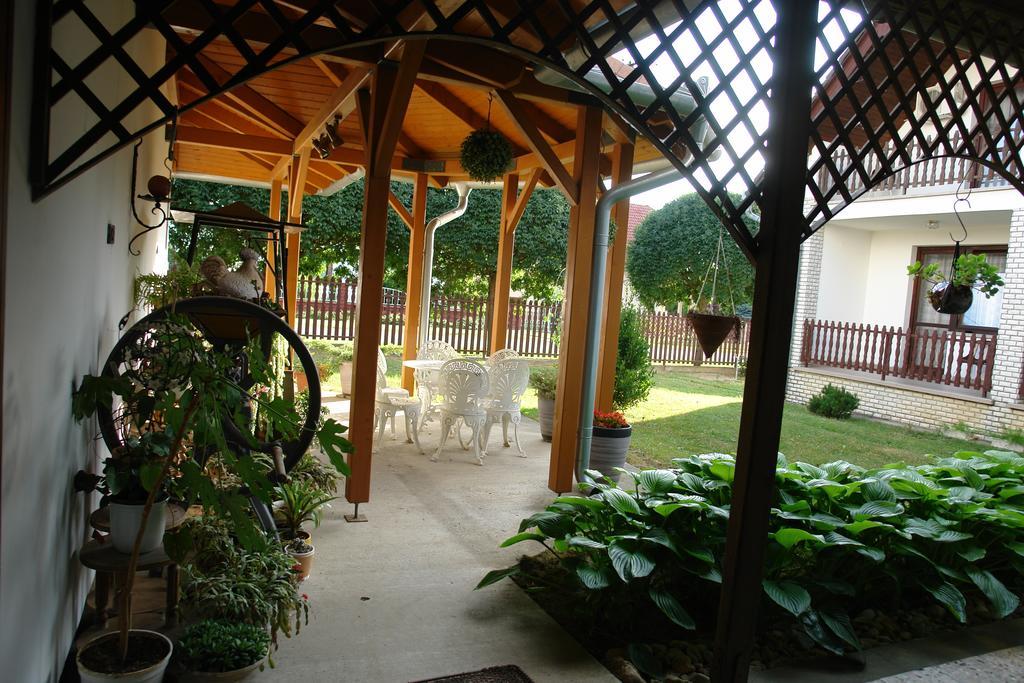 Koller Panzio Hotel Bonyhád Buitenkant foto