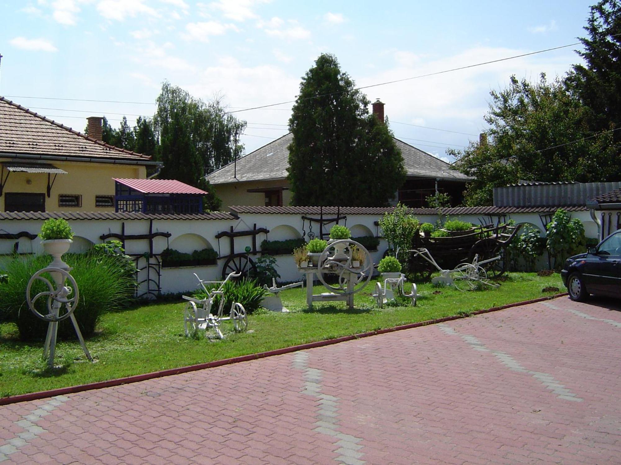 Koller Panzio Hotel Bonyhád Buitenkant foto