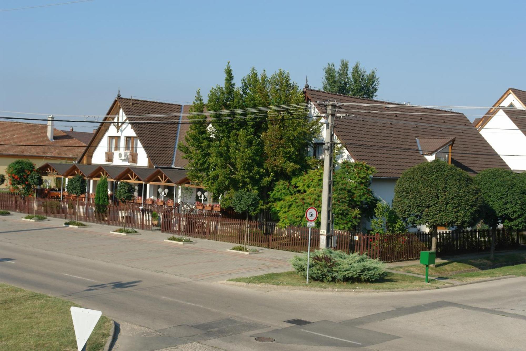 Koller Panzio Hotel Bonyhád Buitenkant foto