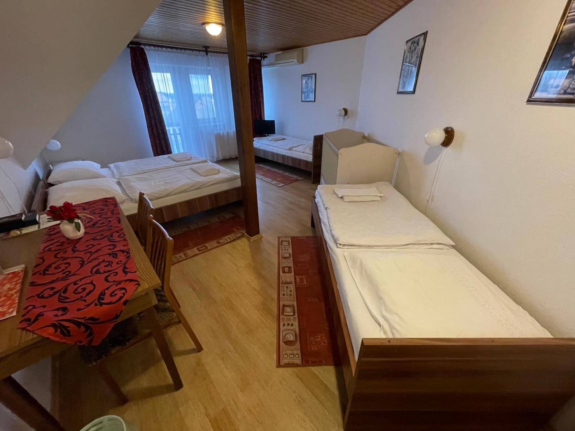 Koller Panzio Hotel Bonyhád Buitenkant foto