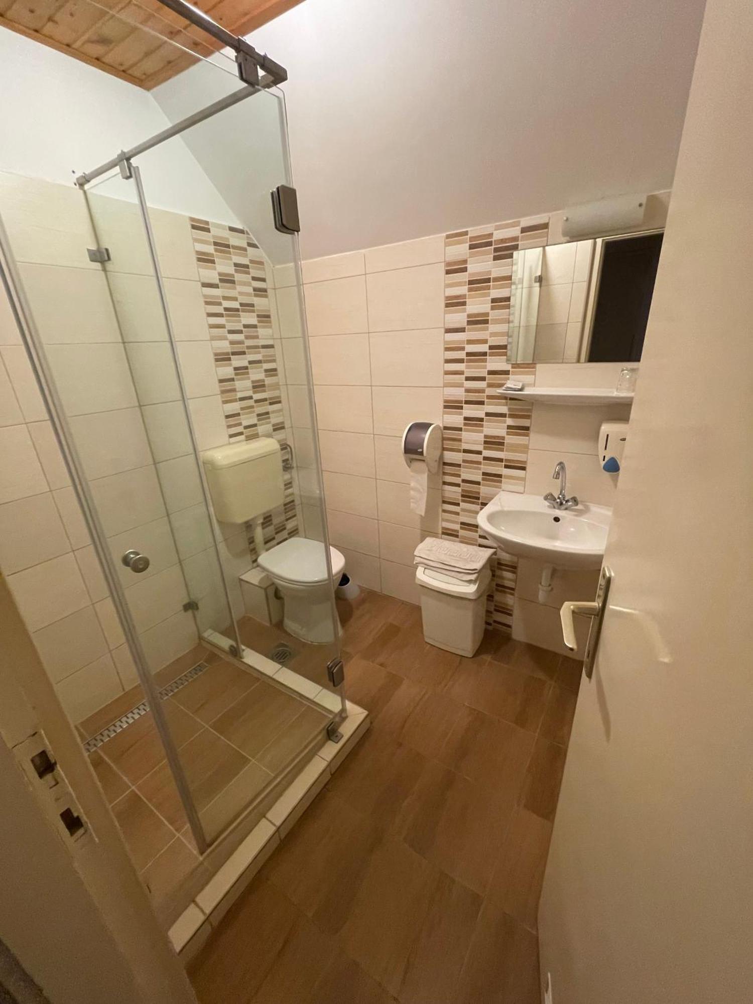 Koller Panzio Hotel Bonyhád Buitenkant foto