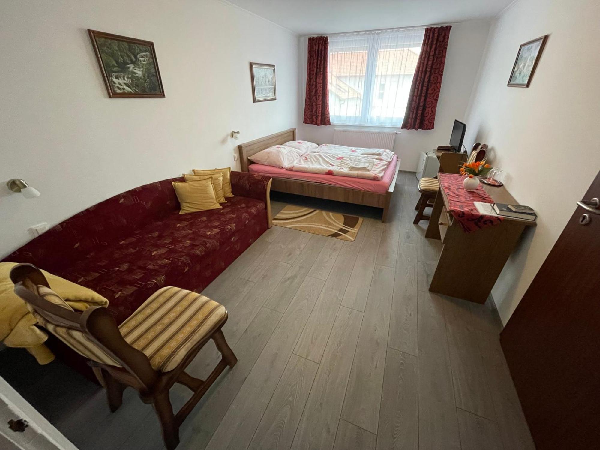 Koller Panzio Hotel Bonyhád Buitenkant foto