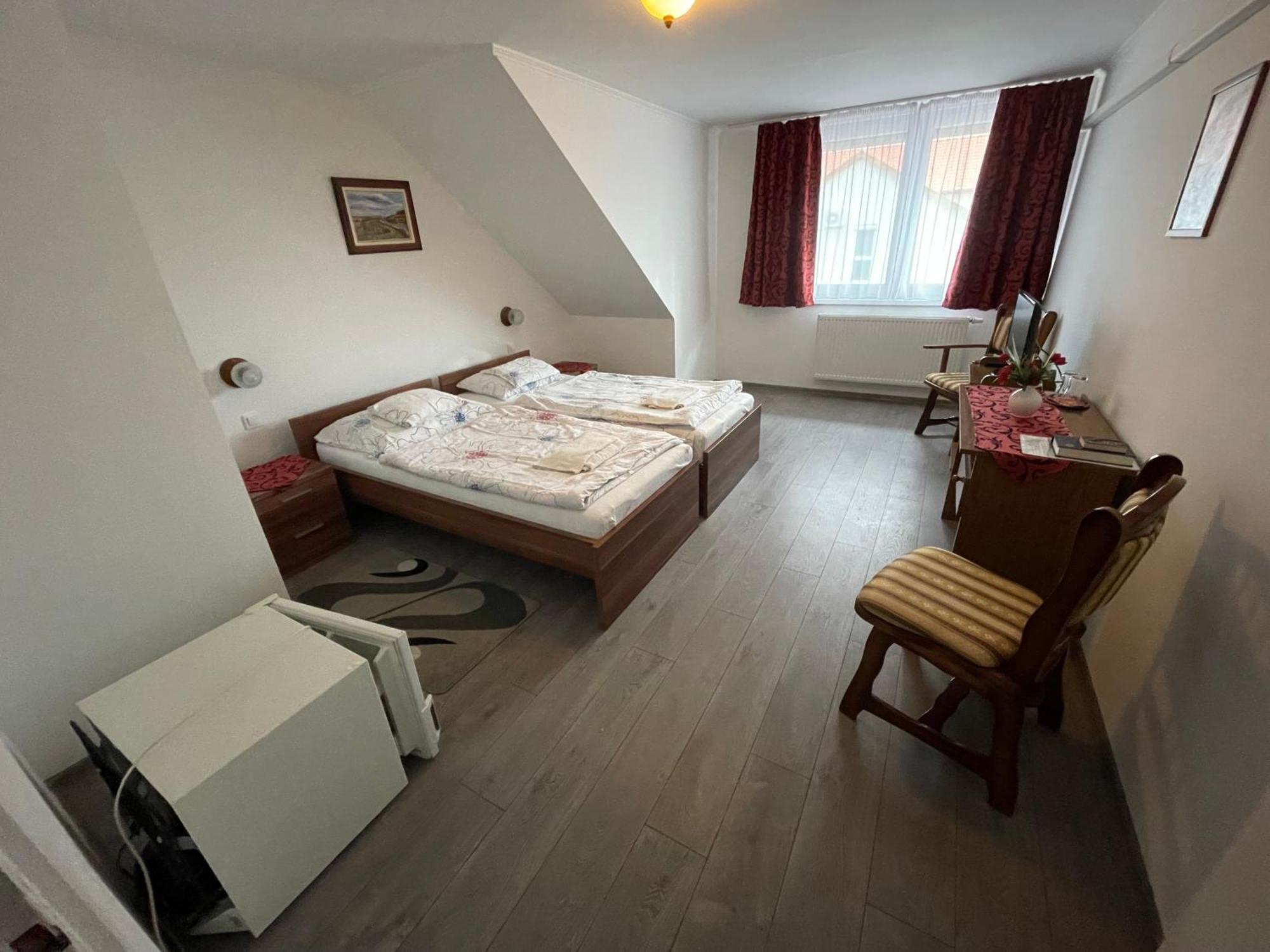 Koller Panzio Hotel Bonyhád Buitenkant foto