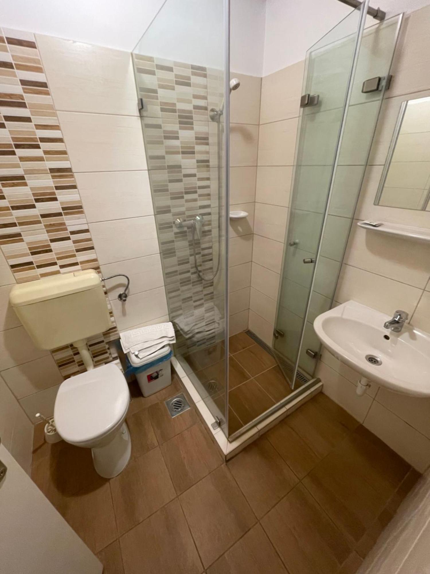 Koller Panzio Hotel Bonyhád Buitenkant foto