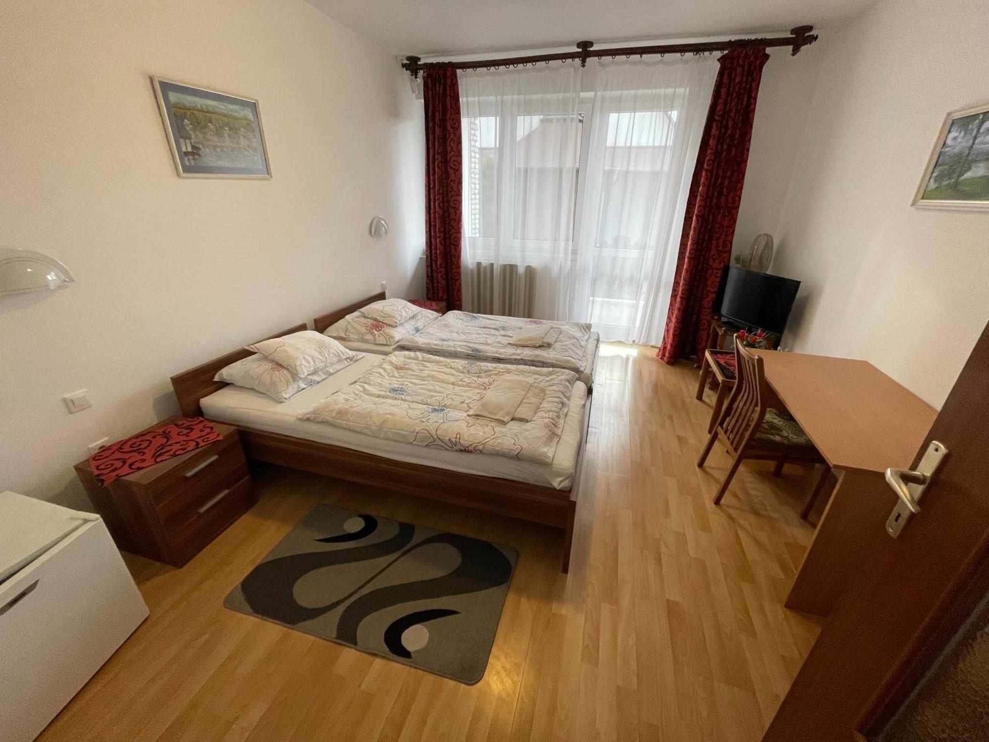 Koller Panzio Hotel Bonyhád Buitenkant foto