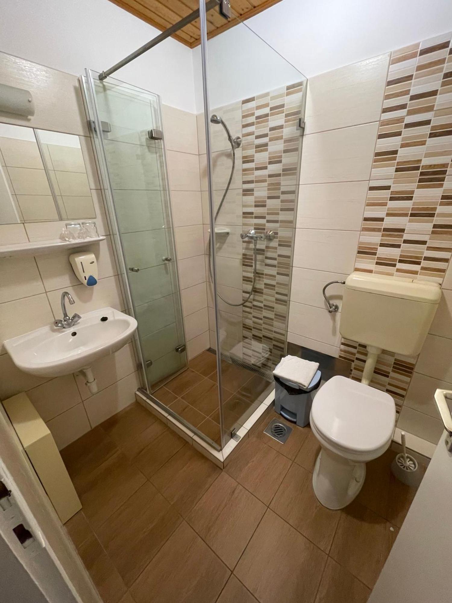Koller Panzio Hotel Bonyhád Buitenkant foto