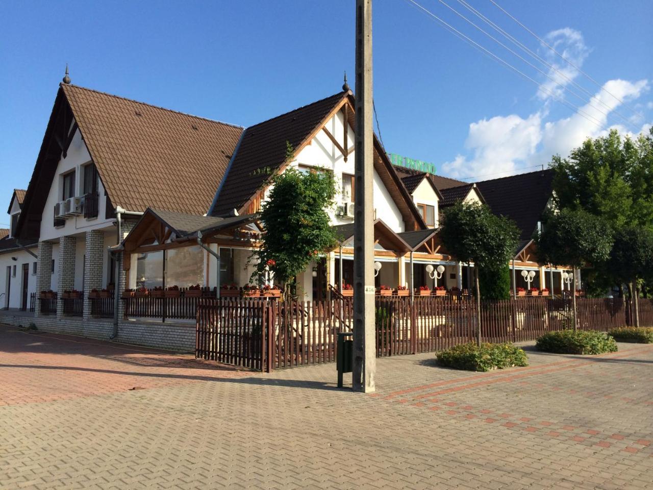 Koller Panzio Hotel Bonyhád Buitenkant foto