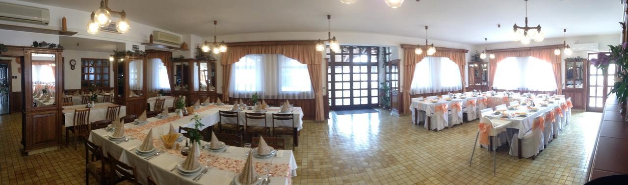 Koller Panzio Hotel Bonyhád Buitenkant foto