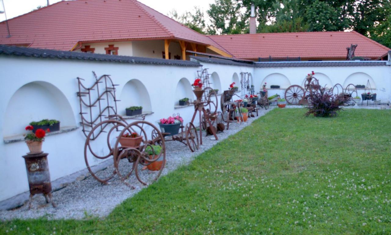Koller Panzio Hotel Bonyhád Buitenkant foto