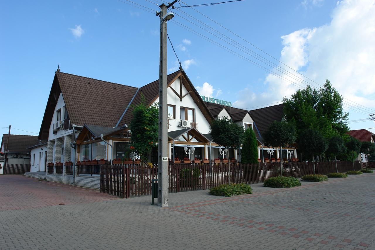 Koller Panzio Hotel Bonyhád Buitenkant foto