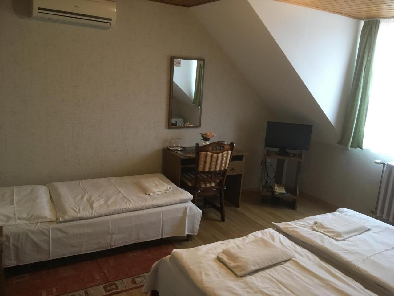 Koller Panzio Hotel Bonyhád Buitenkant foto